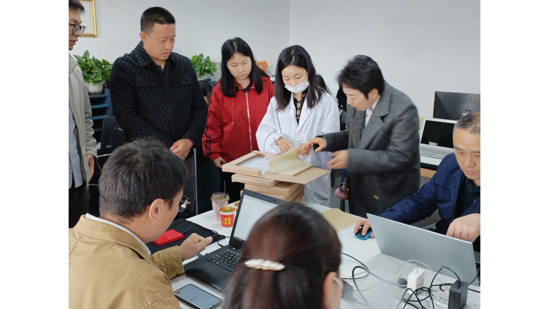 武汉市档案馆会同武汉市应急救援保障中心莅临我司指导档案整理工作